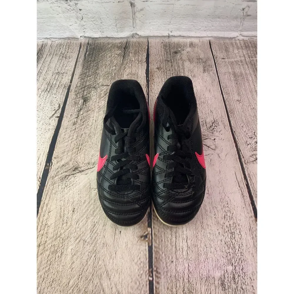 NIKE Girl's Black/Pink Soccer Cleats / Size: 10C
